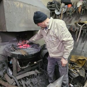 Iz njegove radionice odzvanja dobro poznat zvuk srpske tradicije: Fadil je među poslednjim kovačima, posla još ima