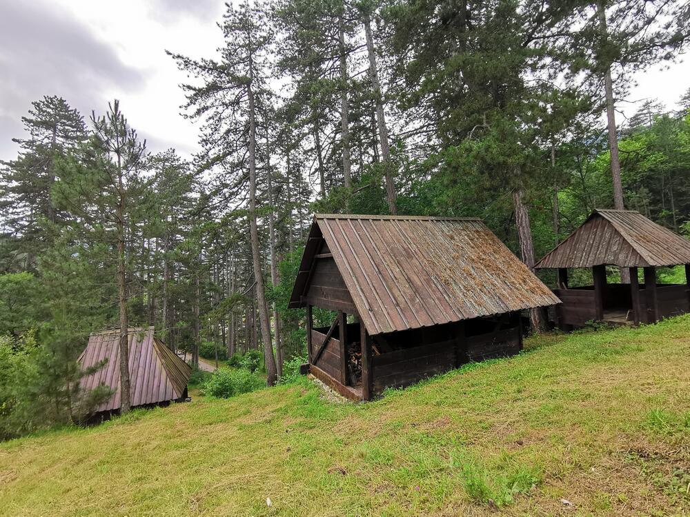 Crkva brvnara u ovom selu odoleva vekovima: Netaknuti biser sakriven u borovoj šumi (FOTO)