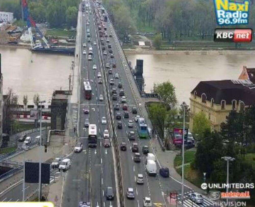 ZBOG NESREĆE U OVOM DELU BEOGRADA SE STVARAJU VELIKE GUŽVE: Vozila mile, oboren i motociklista na Autokomandi