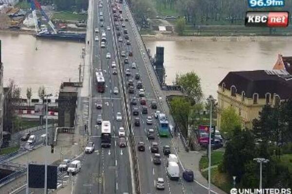 ZBOG NESREĆE U OVOM DELU BEOGRADA SE STVARAJU VELIKE GUŽVE: Vozila mile, oboren i motociklista na Autokomandi