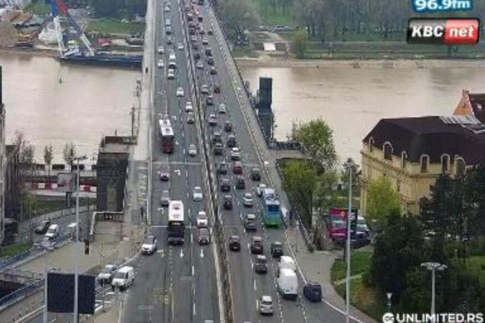 ZBOG NESREĆE U OVOM DELU BEOGRADA SE STVARAJU VELIKE GUŽVE: Vozila mile, oboren i motociklista na Autokomandi