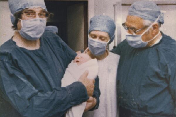 Kad se rodila njenim roditeljima ostavili KRVAVU KUTIJU I JEZIVU LUTKU! Ona je prvo DETE IZ EPRUVETE, a danas...