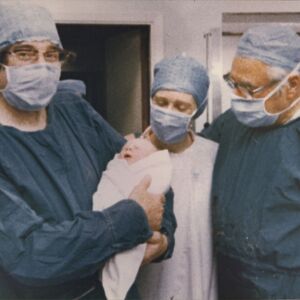 Kad se rodila njenim roditeljima ostavili KRVAVU KUTIJU I JEZIVU LUTKU! Ona je prvo DETE IZ EPRUVETE, a danas...