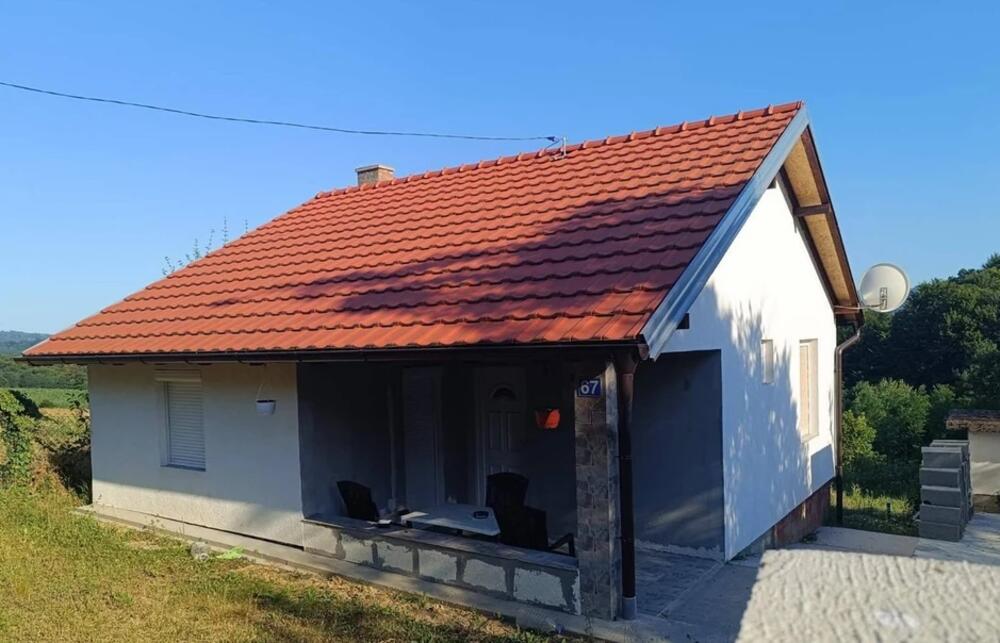 Aleksandar prodaje odmah useljivu i legalizovanu kuću! Nalazi se na 15 kilometara od grada: Cena je pravi šok!