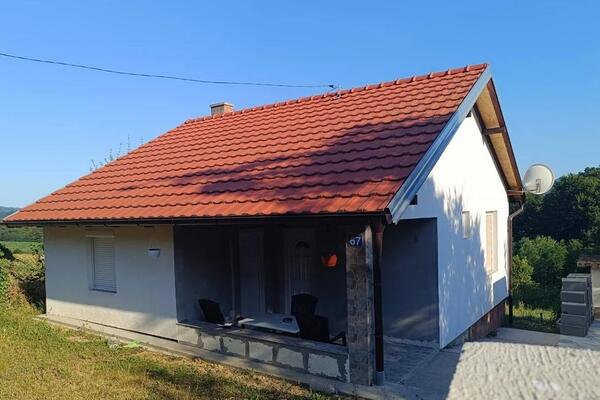 Aleksandar prodaje odmah useljivu i legalizovanu kuću! Nalazi se na 15 kilometara od grada: Cena je pravi šok!