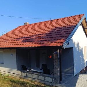 Aleksandar prodaje odmah useljivu i legalizovanu kuću! Nalazi se na 15 kilometara od grada: Cena je pravi šok!