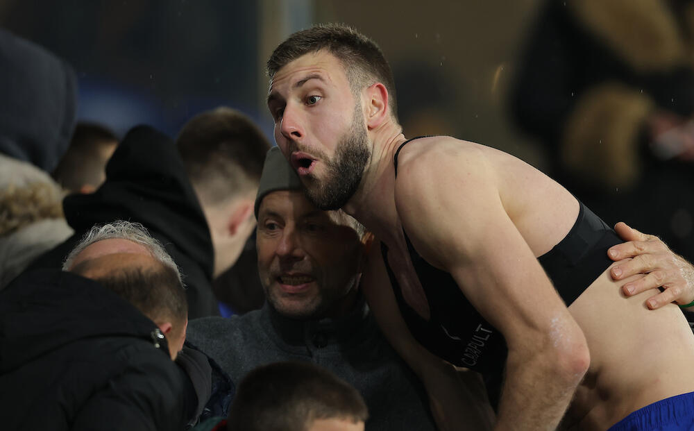 Makazice i trk do tribina u zagrljaj: Sada je i poznato ko je osoba u srpskom vojničkom šinjelu i sa šajkačom