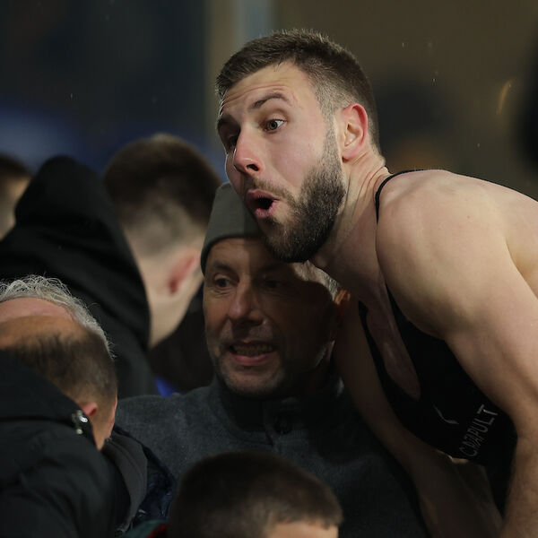 Makazice i trk do tribina u zagrljaj: Sada je i poznato ko je osoba u srpskom vojničkom šinjelu i sa šajkačom