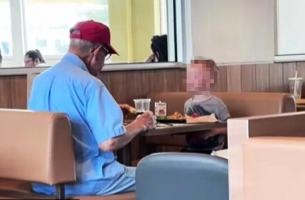Dečak otišao sa majkom u restoran, pa ugledao starca kako sam jede: Njegov potez raspametio sve, prišao mu i...