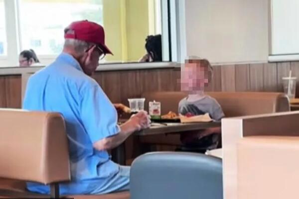 Dečak otišao sa majkom u restoran, pa ugledao starca kako sam jede: Njegov potez raspametio sve, prišao mu i...