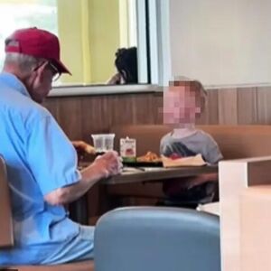 Dečak otišao sa majkom u restoran, pa ugledao starca kako sam jede: Njegov potez raspametio sve, prišao mu i...