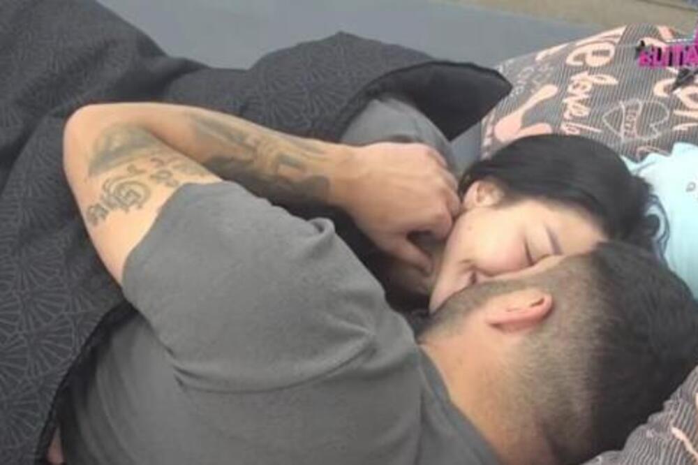 NI STIDA, NI SRAMA, NI BRIGE! Legla BIVŠEM od drugarice na grudi pa počela nežno da ga mazi po vratu i ljubi po...