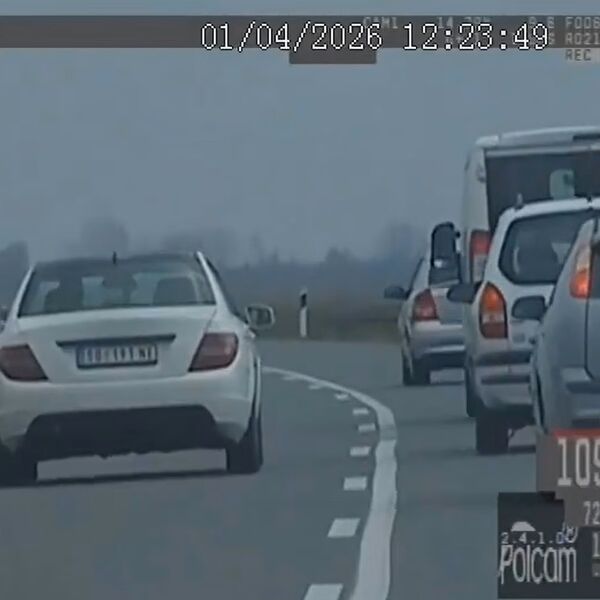DIVLJAČKA VOŽNJA! Vozač "mercedesa" preticao kolonu preko pune linije i vozio 206 km/h (VIDEO9