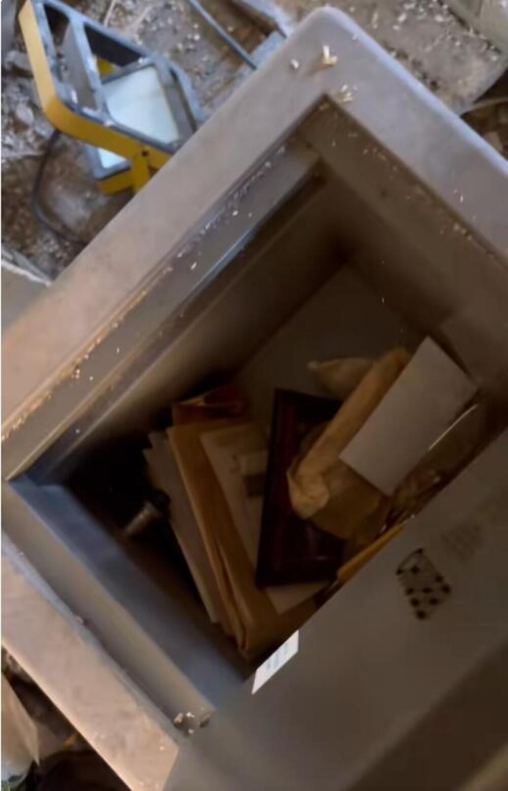Tokom renoviranja kuće pronašli stari sef! Kad su ga otvorili nisu mogli da dođu sebi od prizora... (VIDEO)