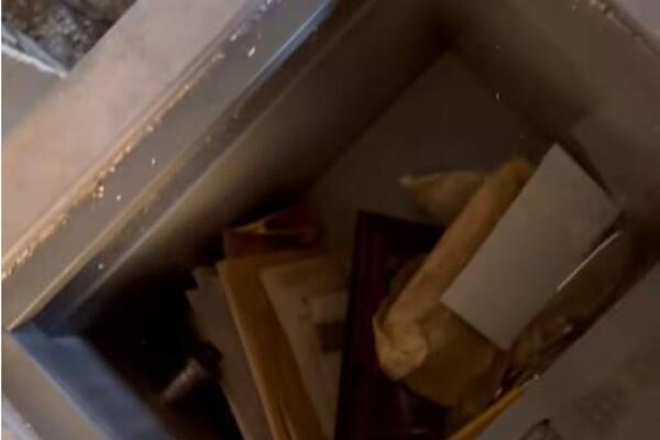 Tokom renoviranja kuće pronašli stari sef! Kad su ga otvorili nisu mogli da dođu sebi od prizora... (VIDEO)