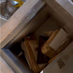 Tokom renoviranja kuće pronašli stari sef! Kad su ga otvorili nisu mogli da dođu sebi od prizora... (VIDEO)