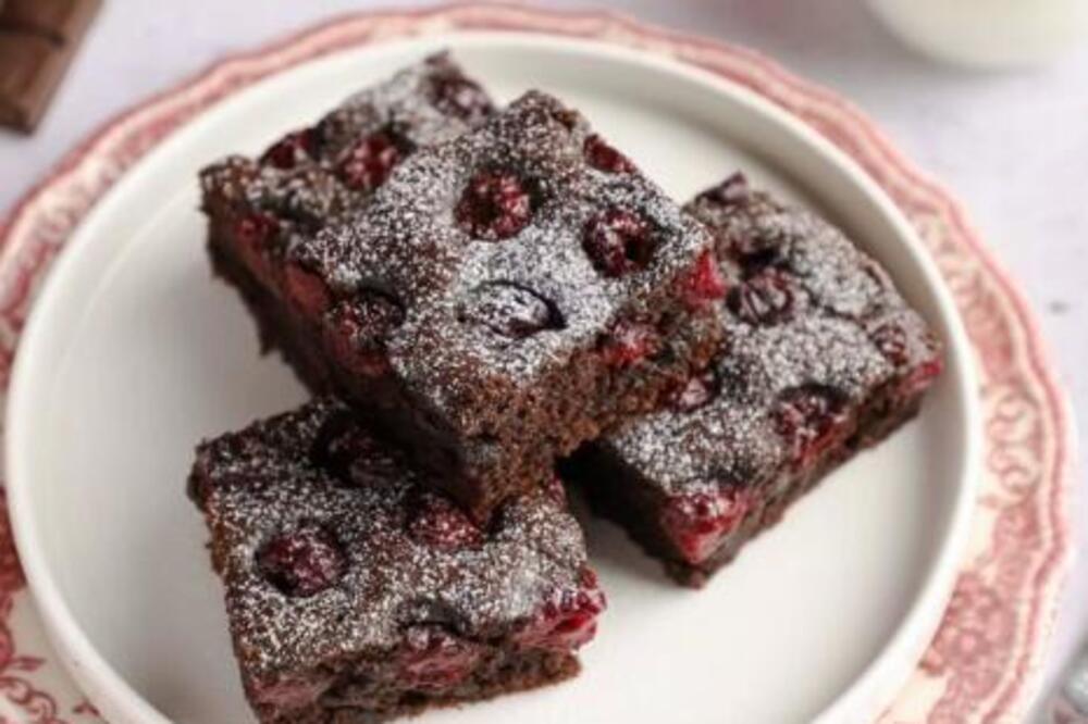 Ovaj čoko kolač ne sadrži ni mleko ni jaja! Spreman za rernu za 15 minuta, a uspeva iz prvog pokušaja