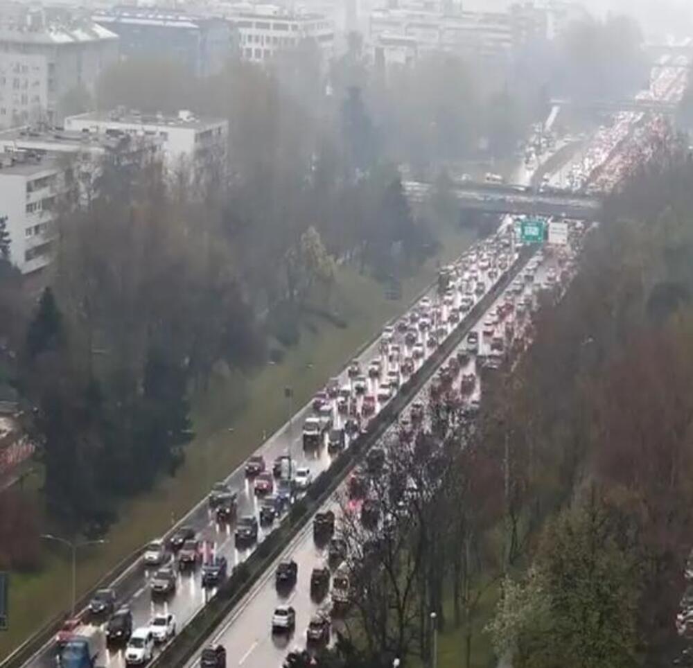 POPODNEVNI KOLAPS U BEOGRADU PLUS KIŠA! U ove delove grada NI SLUČAJNO NE KREĆITE ako nemate strpljenja i vremena!