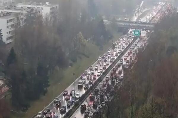 POPODNEVNI KOLAPS U BEOGRADU PLUS KIŠA! U ove delove grada NI SLUČAJNO NE KREĆITE ako nemate strpljenja i vremena!