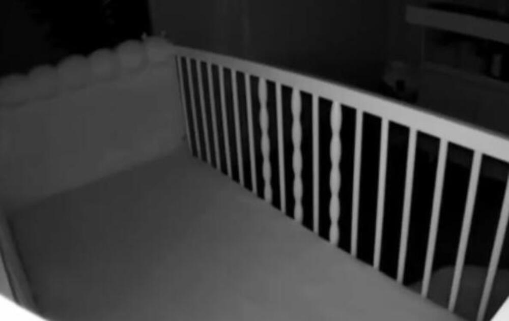 OTAC STAVIO ĆERKU DA SPAVA, A KAD JE POGLEDAO KAMERU ZAPREPASTIO SE! Ovu jezivu scenu će pamtiti dok je živ (VIDEO)