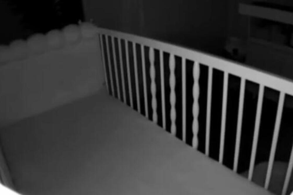 OTAC STAVIO ĆERKU DA SPAVA, A KAD JE POGLEDAO KAMERU ZAPREPASTIO SE! Ovu jezivu scenu će pamtiti dok je živ (VIDEO)