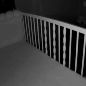 OTAC STAVIO ĆERKU DA SPAVA, A KAD JE POGLEDAO KAMERU ZAPREPASTIO SE! Ovu jezivu scenu će pamtiti dok je živ (VIDEO)