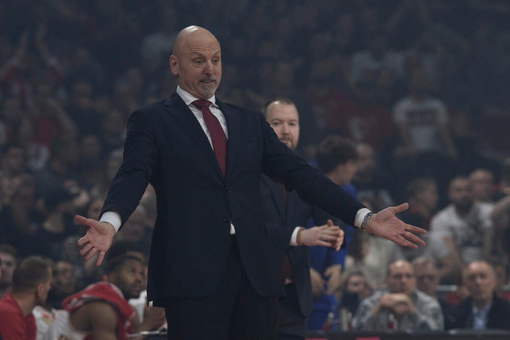 Obradović pobegao od novinarke: Nije hteo da da izjavu posle poraza od Partizana!