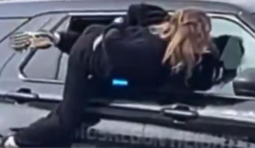 ŽENA POBEGLA KROZ PROZOR POLICIJSKOG AUTOMOBILA! Nisu ni PRIMETILI DA JE NESTALA, evo kako je to IZVELA! (VIDEO)