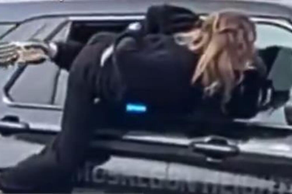 ŽENA POBEGLA KROZ PROZOR POLICIJSKOG AUTOMOBILA! Nisu ni PRIMETILI DA JE NESTALA, evo kako je to IZVELA! (VIDEO)