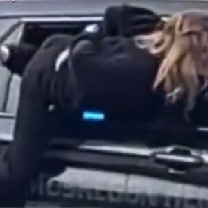 ŽENA POBEGLA KROZ PROZOR POLICIJSKOG AUTOMOBILA! Nisu ni PRIMETILI DA JE NESTALA, evo kako je to IZVELA! (VIDEO)