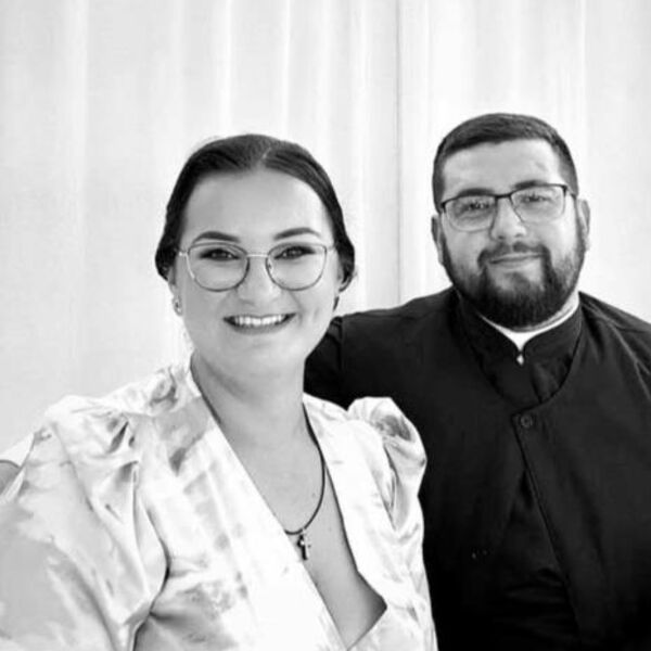 OVO SU SVEŠTENIK NENAD I POPADIJA NEDELJKA KOJI SU POGINULI U STRAŠNOJ NESREĆI: Iza sebe ostavili troje dece, tuga!