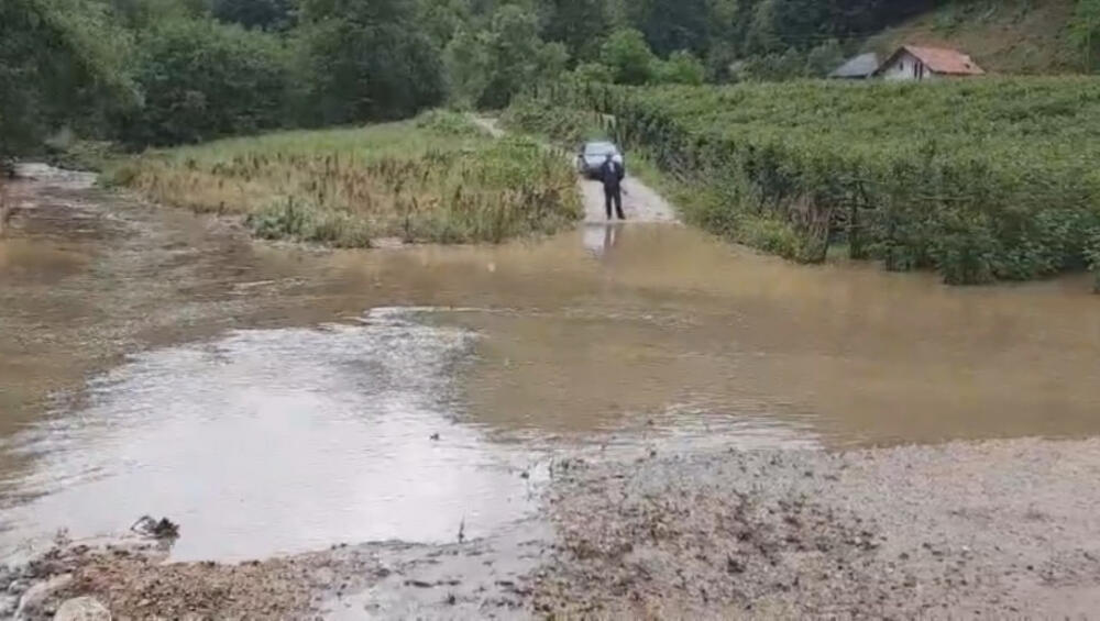 IZLILA SE REKA, BUJICA PROTUTNJALA SELOM! Obilne padavine napravile haos kod Ivanjice