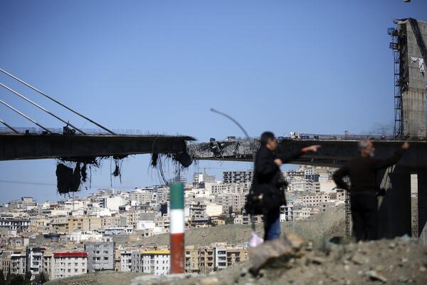 POGLEDAJTE ŠTA JE OSTALO OD MOSTA U IRANU ČIJIM SE UNIŠTAVANJEM TRAMP HVALIO! Najavio nove mete - SLEDEĆE SU...
