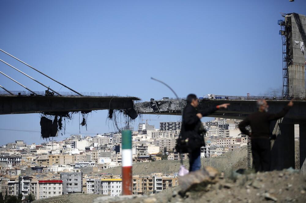 POGLEDAJTE ŠTA JE OSTALO OD MOSTA U IRANU ČIJIM SE UNIŠTAVANJEM TRAMP HVALIO! Najavio nove mete - SLEDEĆE SU...