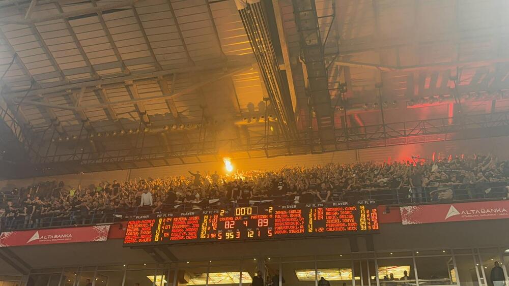 Grobari dočekali košarkaše Partizana u Humskoj - pesma, baklje i skandiranja (Video)