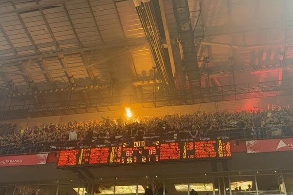 Grobari dočekali košarkaše Partizana u Humskoj - pesma, baklje i skandiranja (Video)