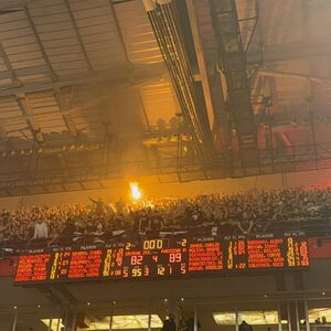 Grobari dočekali košarkaše Partizana u Humskoj - pesma, baklje i skandiranja (Video)