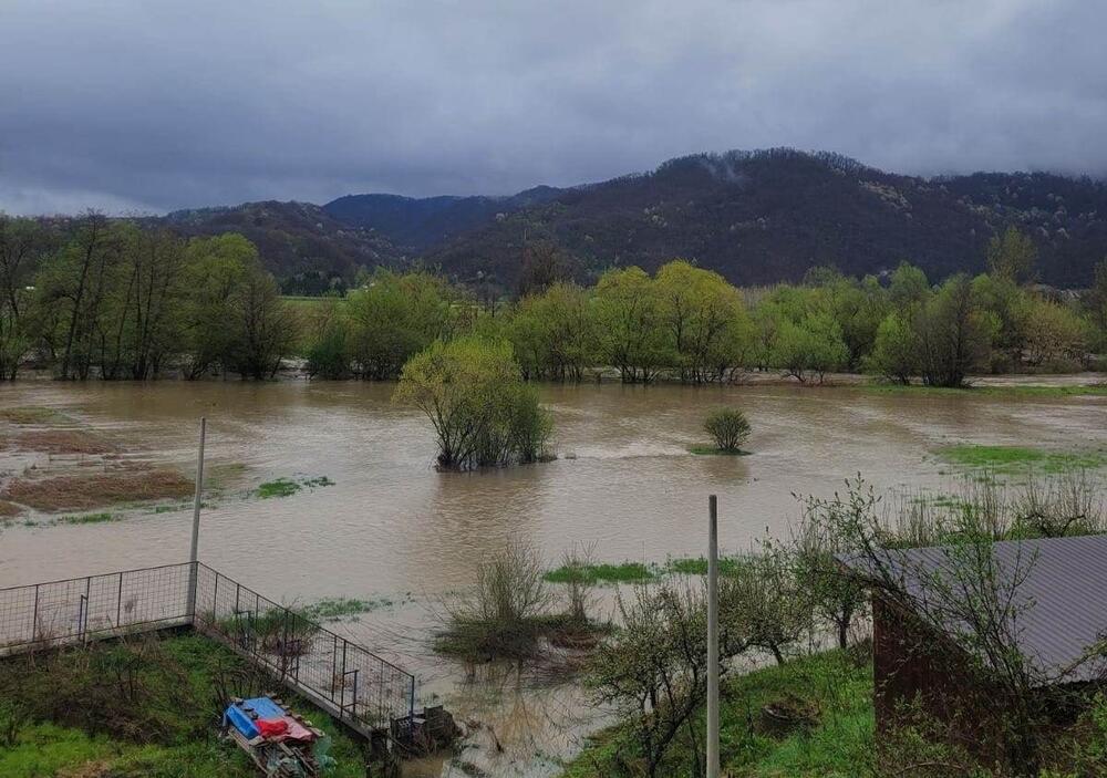 Izlila se Zapadna Morava u selima na teritoriji ove opštine: Poplavljene njive i lokalni put, ekipe na terenu
