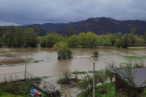 Izlila se Zapadna Morava u selima na teritoriji ove opštine: Poplavljene njive i lokalni put, ekipe na terenu