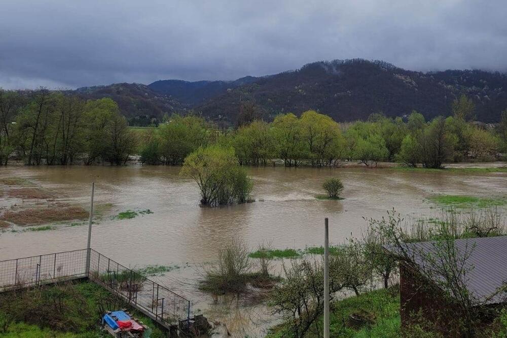 Izlila se Zapadna Morava u selima na teritoriji ove opštine: Poplavljene njive i lokalni put, ekipe na terenu