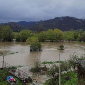Izlila se Zapadna Morava u selima na teritoriji ove opštine: Poplavljene njive i lokalni put, ekipe na terenu