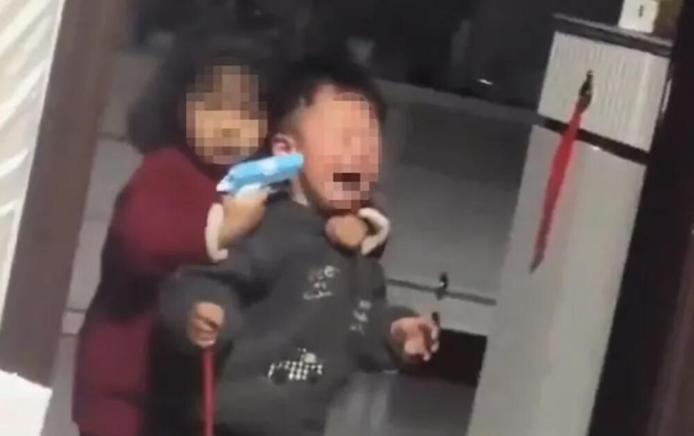 Devojčica sa plastičnim pištoljem uzela brata za "TAOCA", zahteva SAMO JEDNO: Ovo je snimak o kom bruji ceo svet!