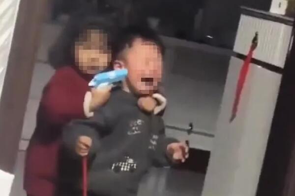 Devojčica sa plastičnim pištoljem uzela brata za "TAOCA", zahteva SAMO JEDNO: Ovo je snimak o kom bruji ceo svet!