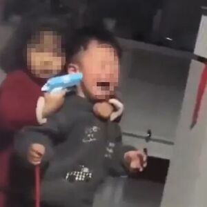 Devojčica sa plastičnim pištoljem uzela brata za "TAOCA", zahteva SAMO JEDNO: Ovo je snimak o kom bruji ceo svet!