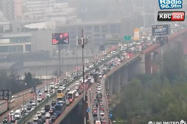 Popodnevni špic uzima maha: Kiša dodatno napravila kolaps u saobraćaju, smerovi ka gradu krcati, vozila mile (FOTO)