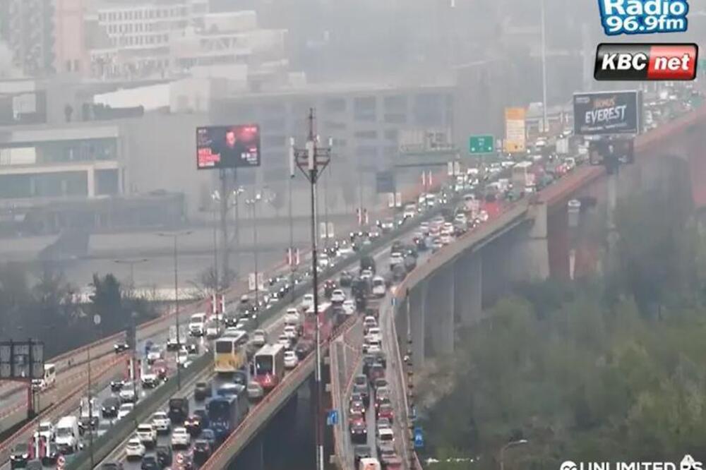 Popodnevni špic uzima maha: Kiša dodatno napravila kolaps u saobraćaju, smerovi ka gradu krcati, vozila mile (FOTO)