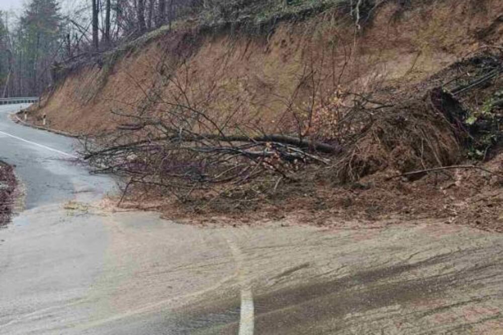 Pokrenuto klizište na ovoj deonici puta u Srbiji: Kiša napravila kolaps, blato i drveće se sručili na kolovoz