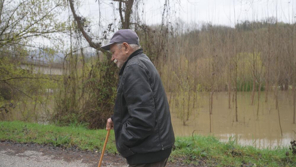 Nivo ove reke u blagom opadanju: Jedan lokalni put skroz poplavljen, a iza meštana besana noć