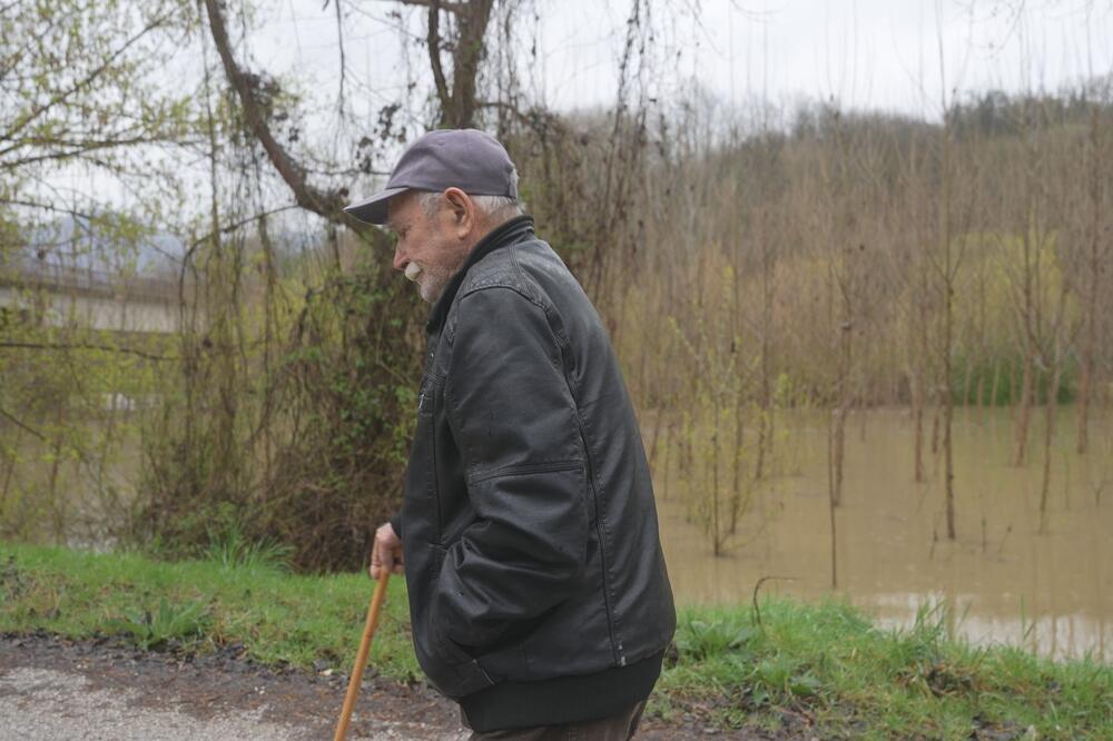 Nivo ove reke u blagom opadanju: Jedan lokalni put skroz poplavljen, a iza meštana besana noć