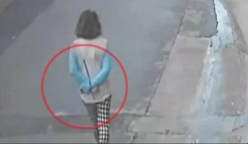 DEVOJKA BOSA I ZAVEZANIH RUKU SNIMLJENA KAKO ŠETA ULICOM! 7 dana kasnije NAĐENA MRTVA - istina je JEZIVA